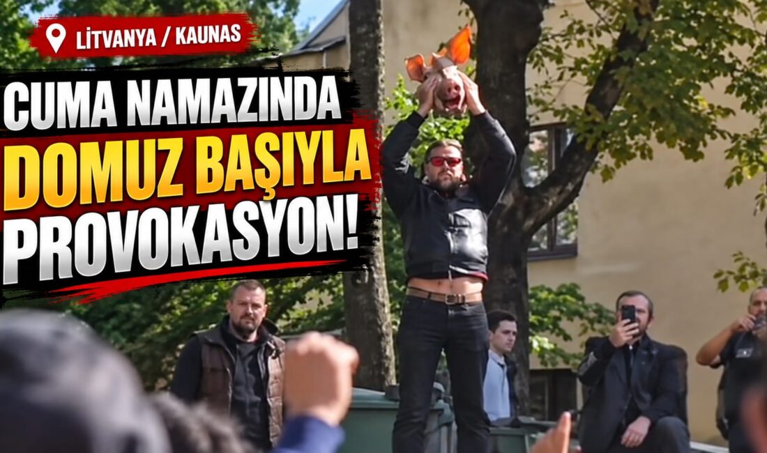 Cuma Namazında Domuz Başıyla Provokasyon! Litvanya’nın Kaunas kentinde, cuma namazı sırasında Kaunas Camisi çevresinde toplanan