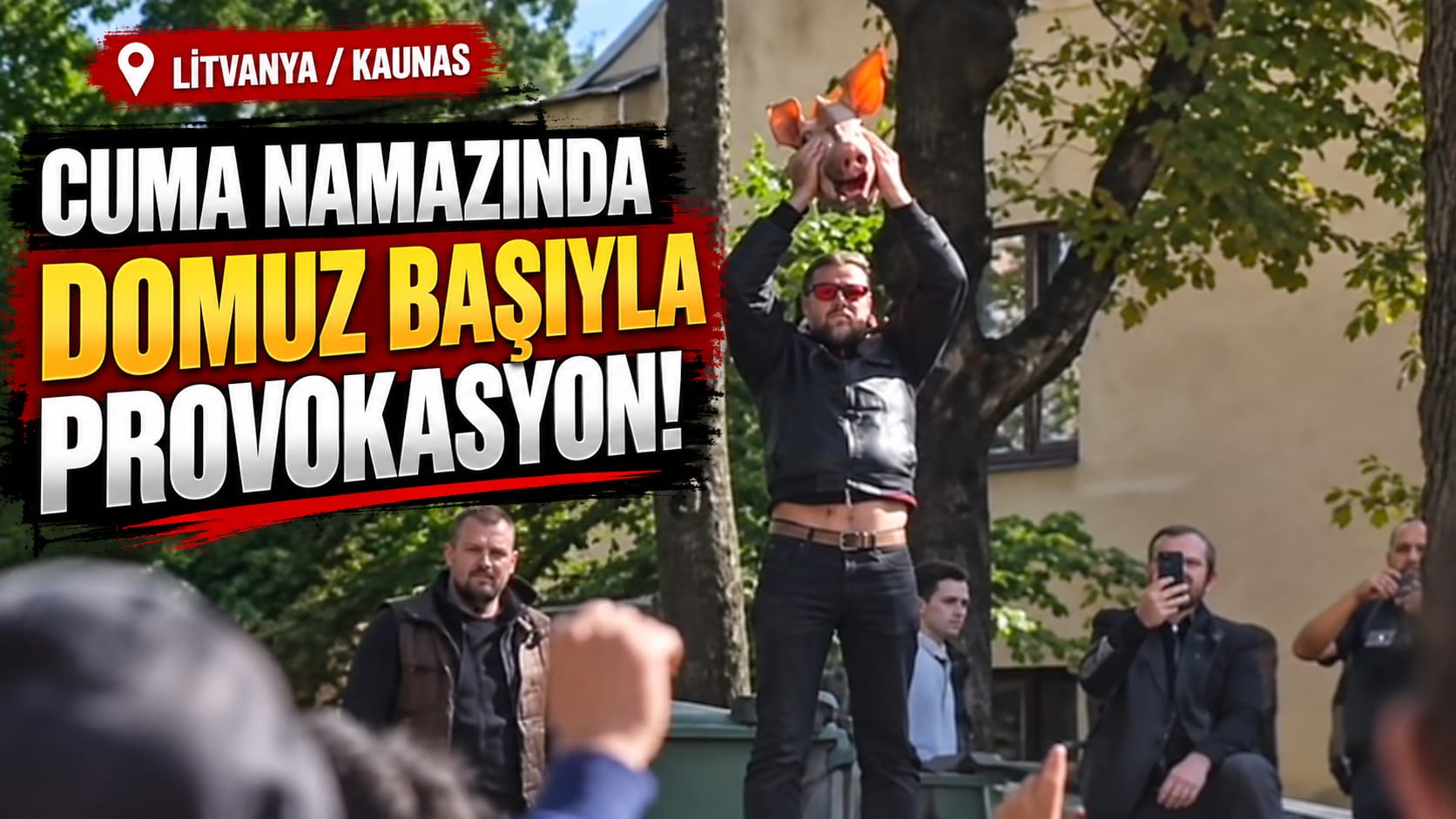 Cuma Namazında Domuz Başıyla Provokasyon! Litvanya’nın Kaunas kentinde, cuma namazı sırasında Kaunas Camisi çevresinde toplanan
