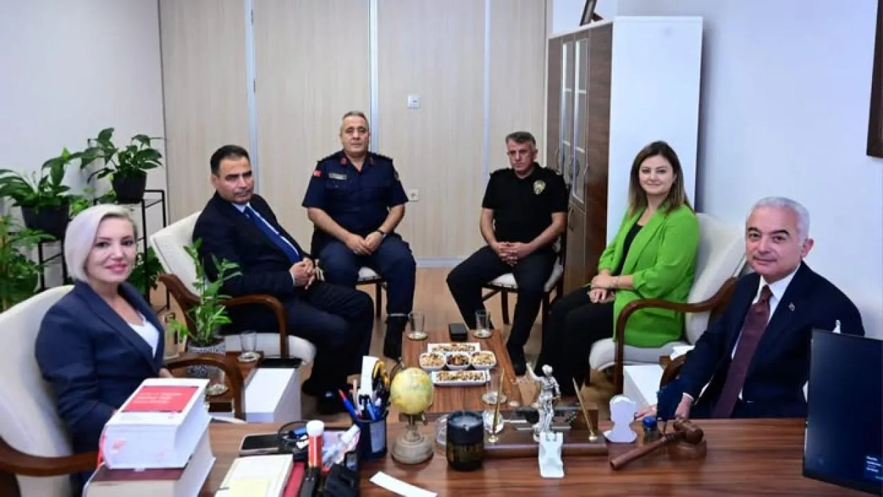 Kırklareli Valisi Uğur Turan, beraberindeki il protokolüyle birlikte Sulh Ceza